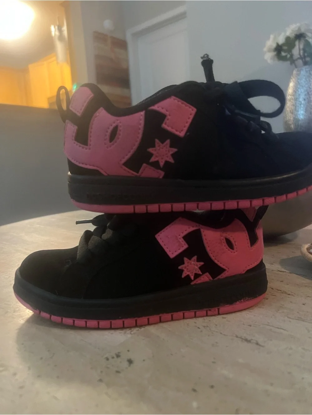DC shoes Kids size 13 black Sneakers with Pink Logo Accents Y2K used good.